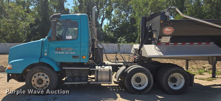 image for item EE8484 2007 Volvo  VNM semi truck