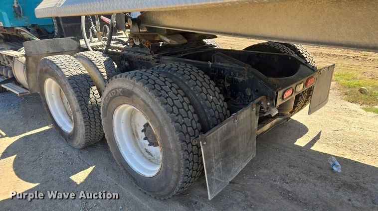 image for item EE8484 2007 Volvo  VNM semi truck