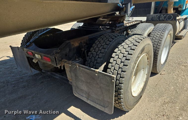 image for item EE8484 2007 Volvo  VNM semi truck