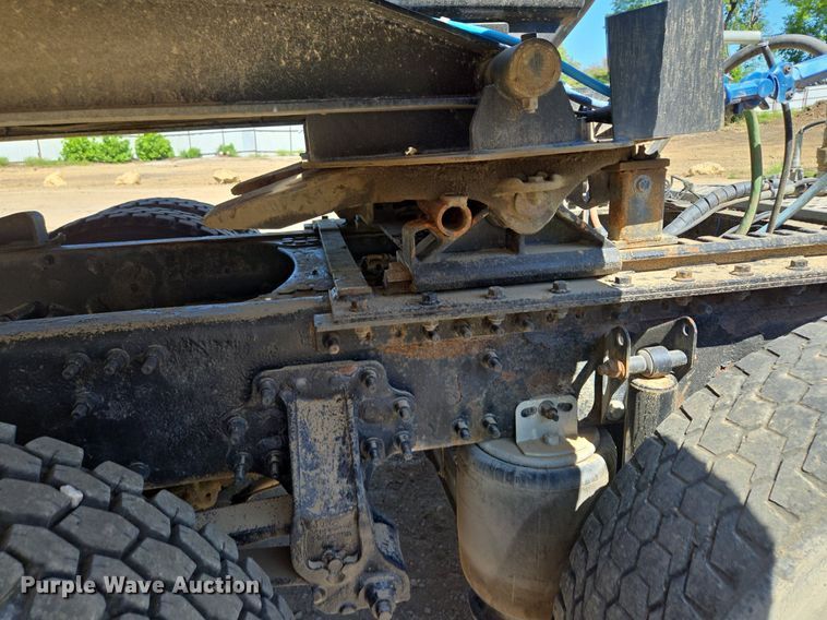 image for item EE8484 2007 Volvo  VNM semi truck