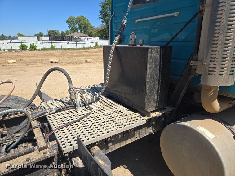 image for item EE8484 2007 Volvo  VNM semi truck