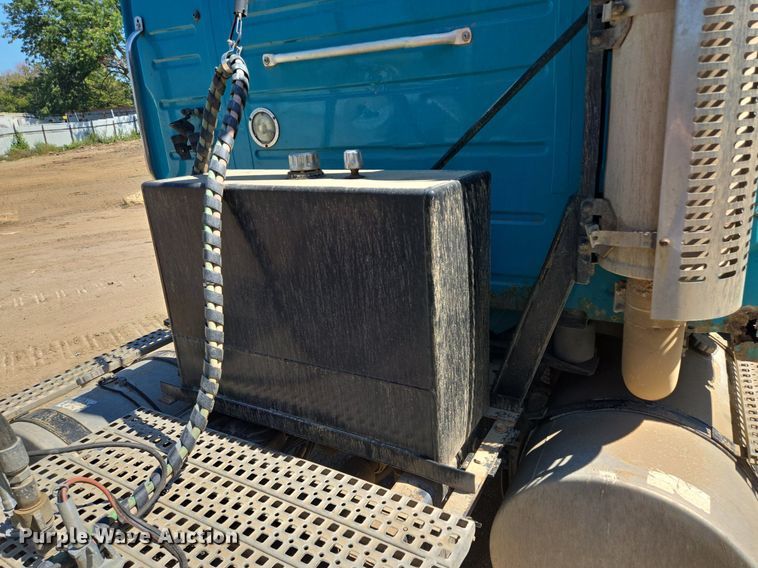 image for item EE8484 2007 Volvo  VNM semi truck