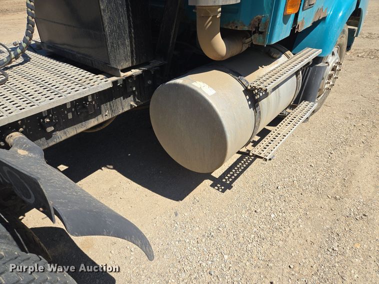 image for item EE8484 2007 Volvo  VNM semi truck