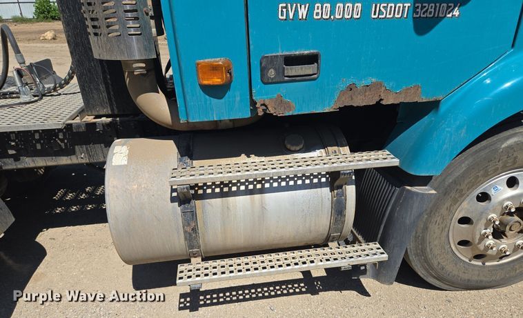 image for item EE8484 2007 Volvo  VNM semi truck