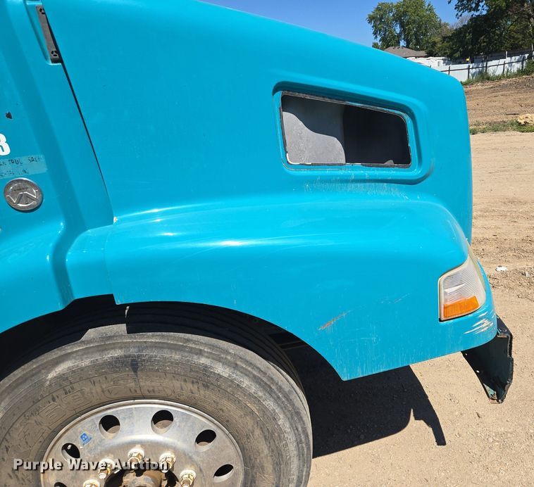 image for item EE8484 2007 Volvo  VNM semi truck