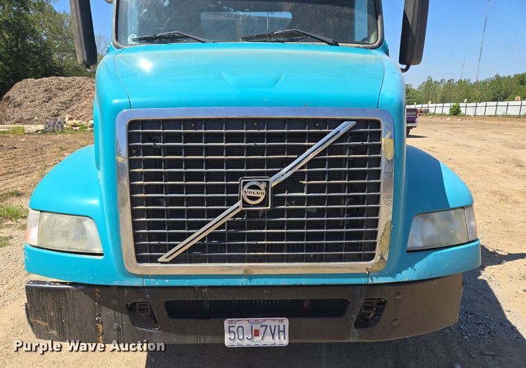 image for item EE8484 2007 Volvo  VNM semi truck