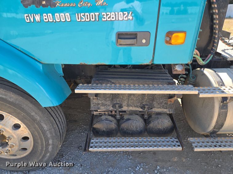 image for item EE8484 2007 Volvo  VNM semi truck