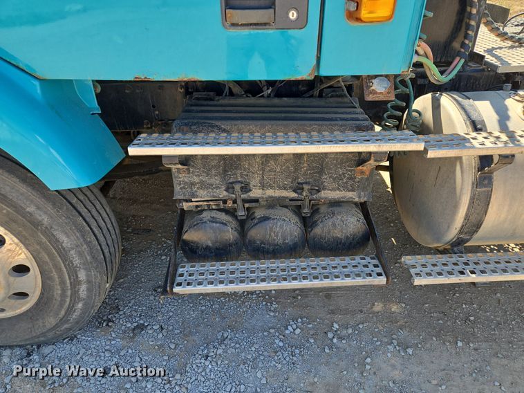 image for item EE8484 2007 Volvo  VNM semi truck