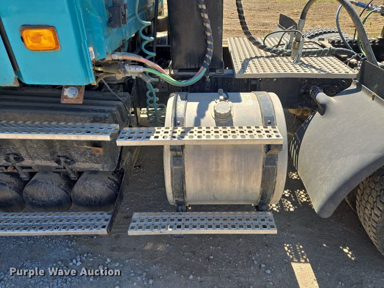 image for item EE8484 2007 Volvo  VNM semi truck