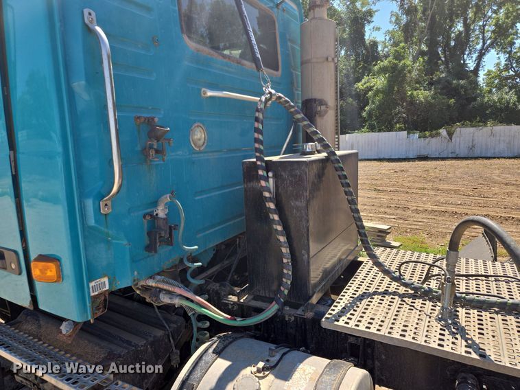 image for item EE8484 2007 Volvo  VNM semi truck