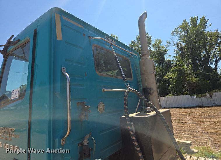 image for item EE8484 2007 Volvo  VNM semi truck