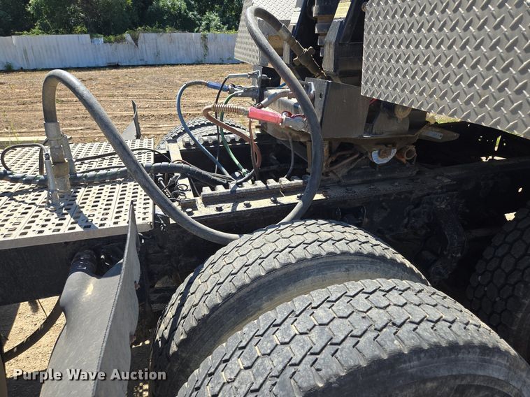 image for item EE8484 2007 Volvo  VNM semi truck