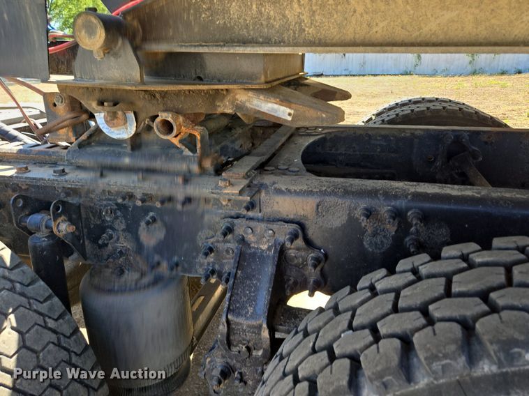 image for item EE8484 2007 Volvo  VNM semi truck