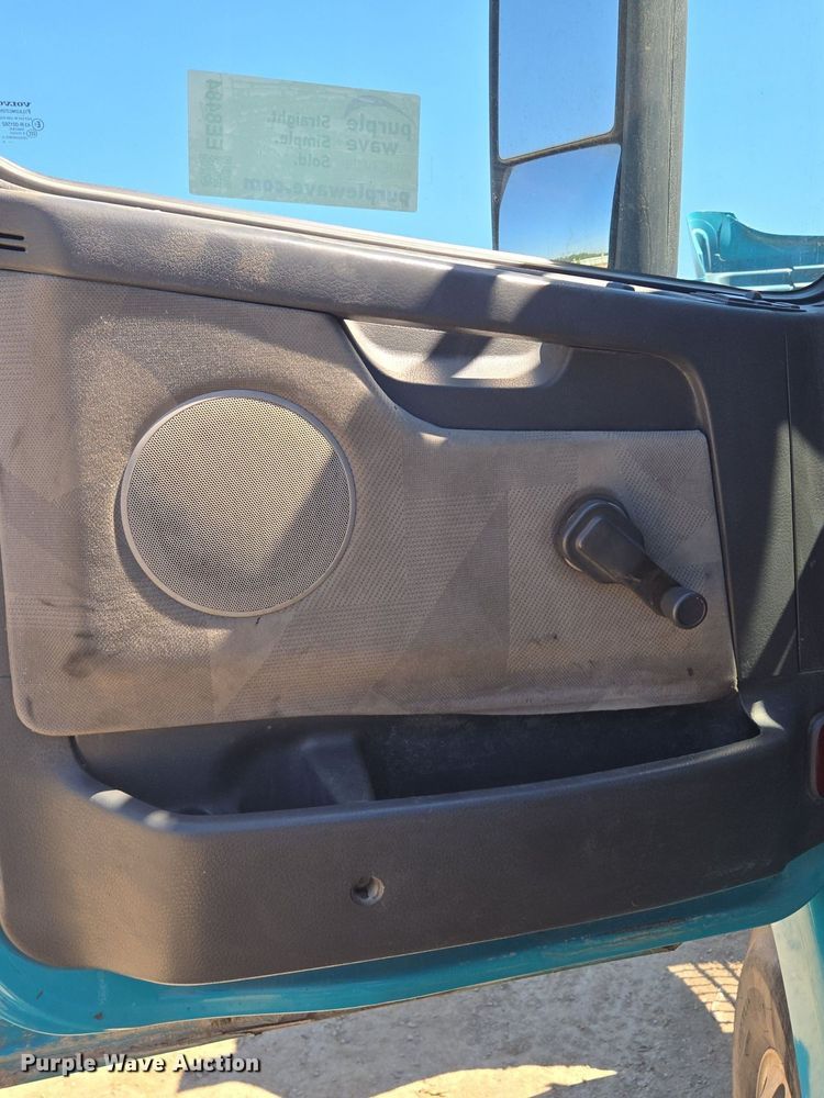 image for item EE8484 2007 Volvo  VNM semi truck