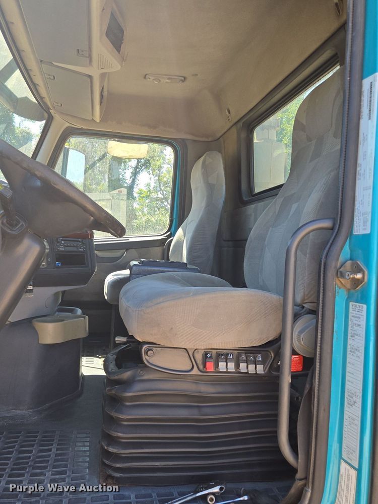image for item EE8484 2007 Volvo  VNM semi truck