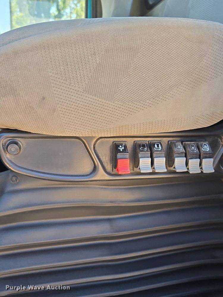 image for item EE8484 2007 Volvo  VNM semi truck