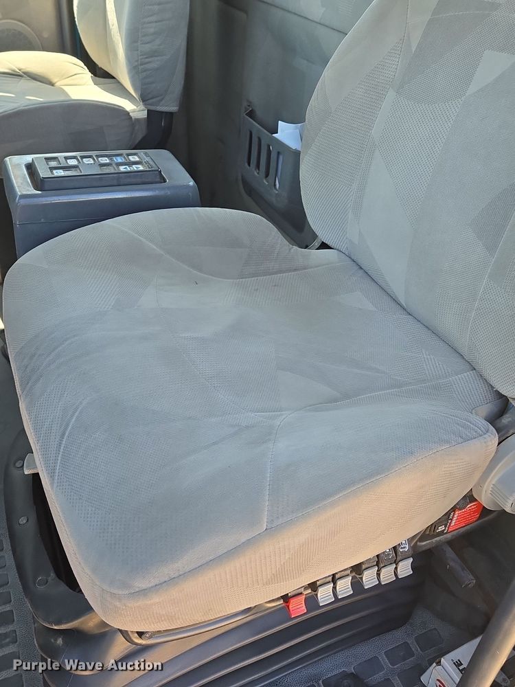 image for item EE8484 2007 Volvo  VNM semi truck