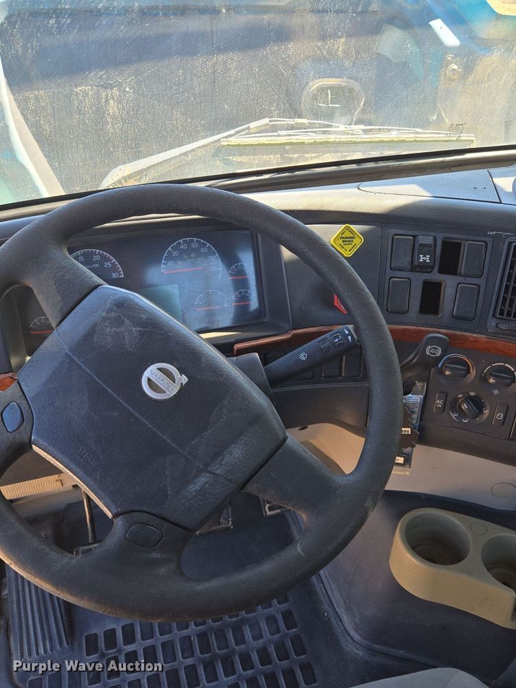 image for item EE8484 2007 Volvo  VNM semi truck
