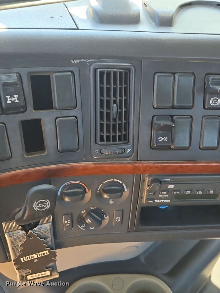 image for item EE8484 2007 Volvo  VNM semi truck