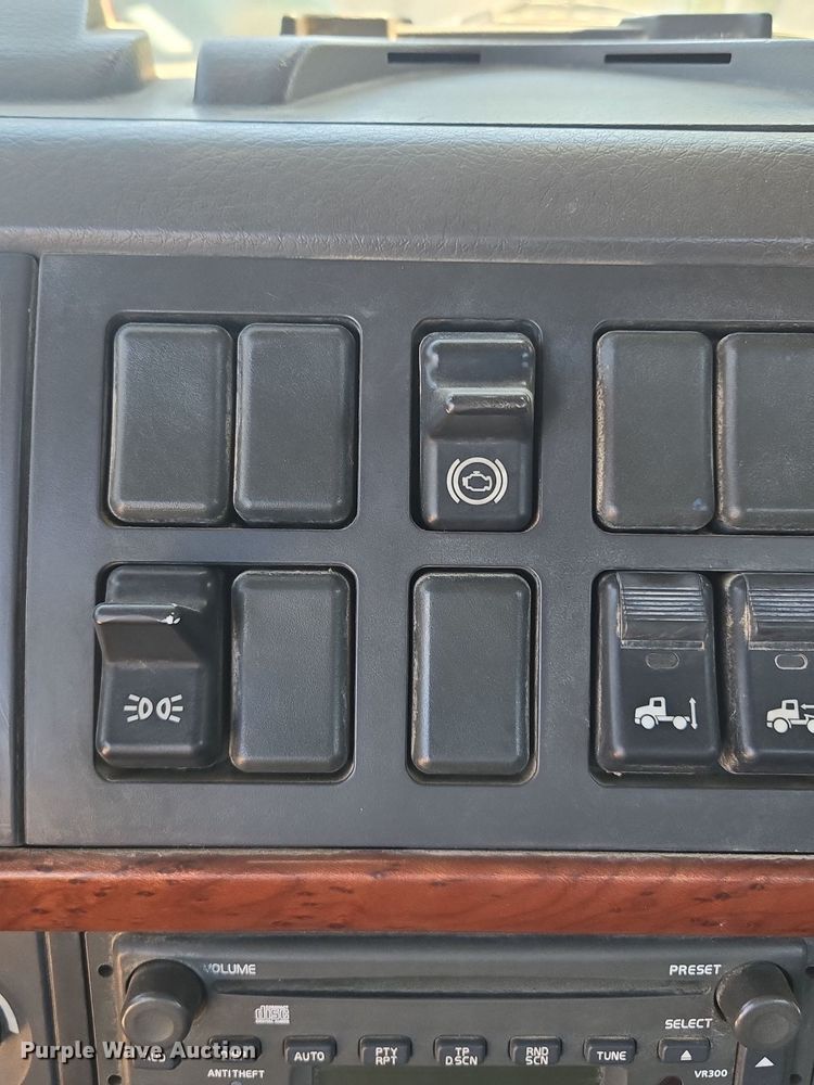 image for item EE8484 2007 Volvo  VNM semi truck