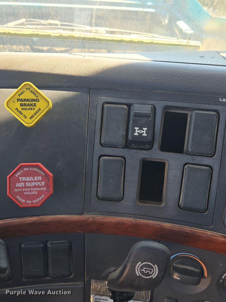 image for item EE8484 2007 Volvo  VNM semi truck