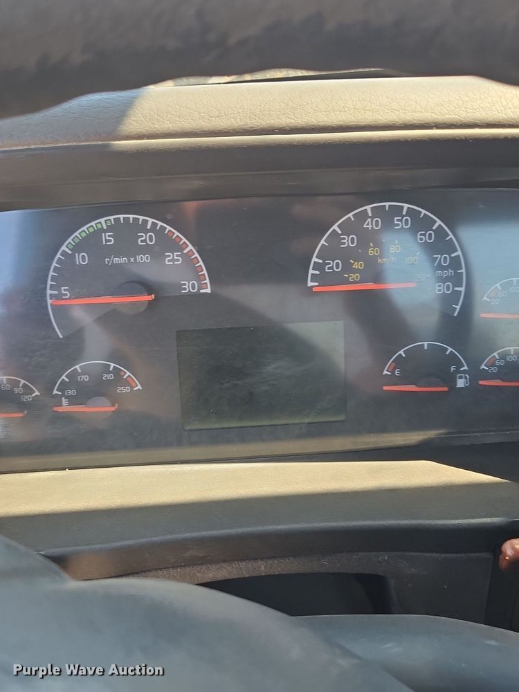 image for item EE8484 2007 Volvo  VNM semi truck