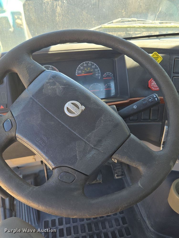 image for item EE8484 2007 Volvo  VNM semi truck