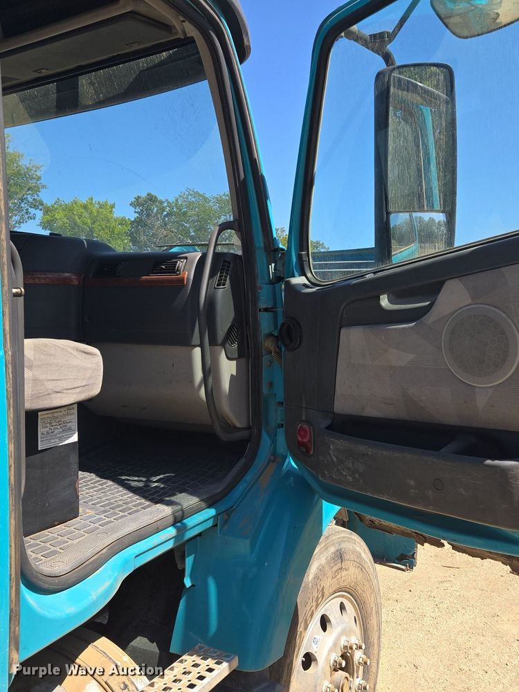 image for item EE8484 2007 Volvo  VNM semi truck