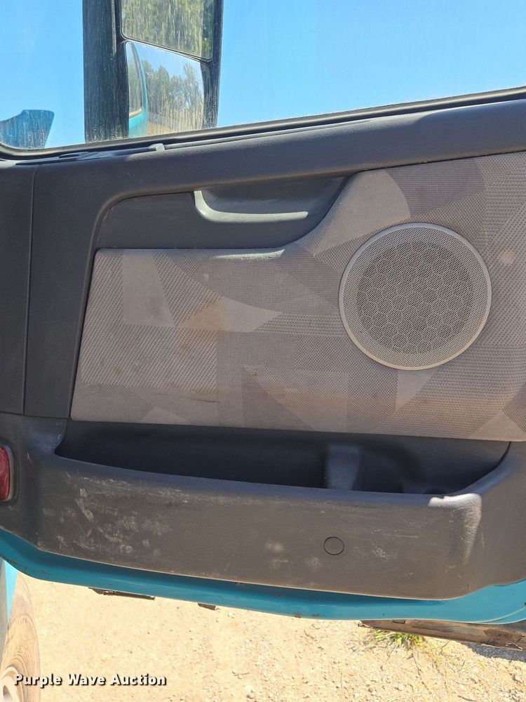 image for item EE8484 2007 Volvo  VNM semi truck