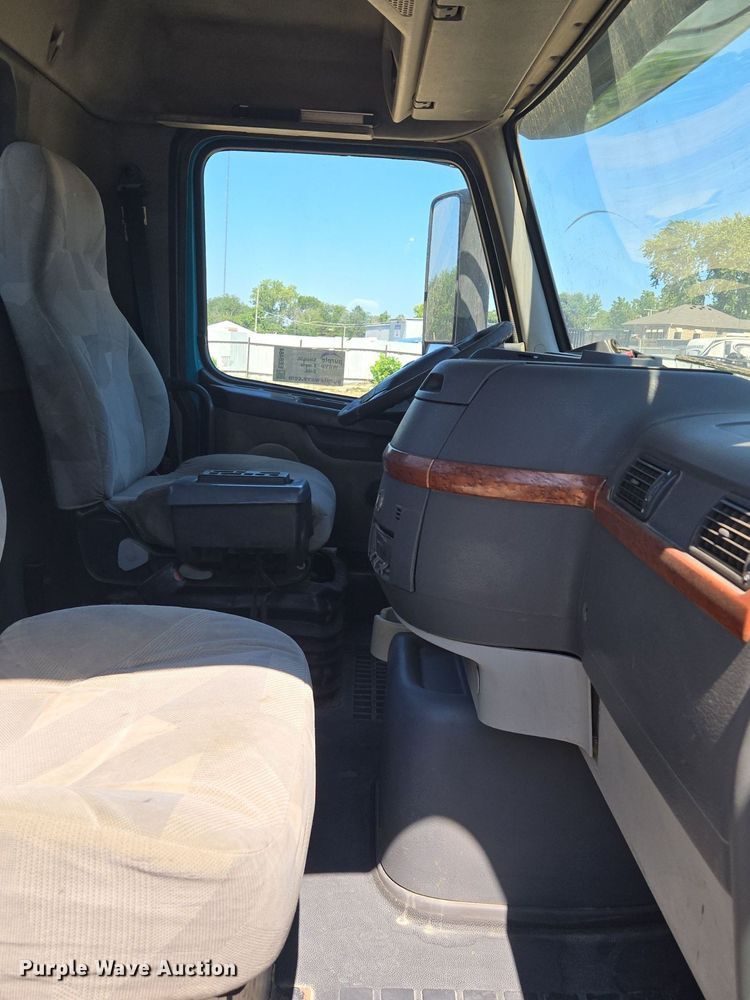 image for item EE8484 2007 Volvo  VNM semi truck
