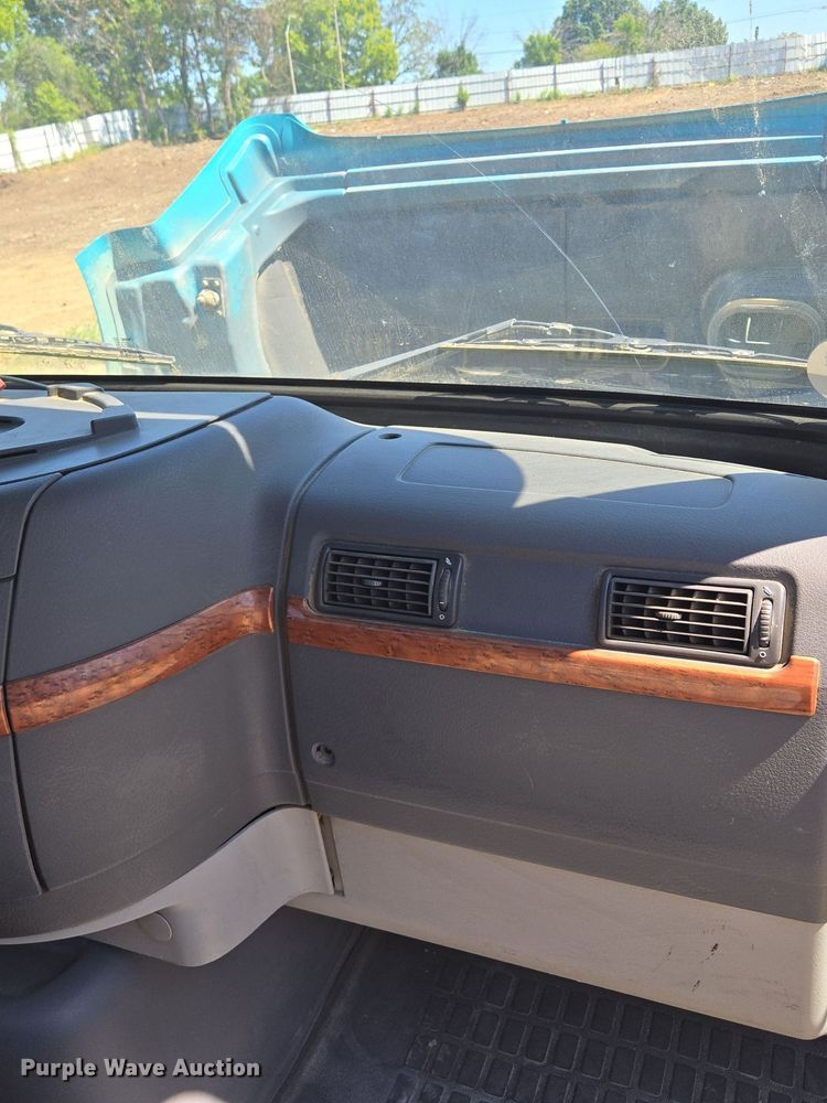 image for item EE8484 2007 Volvo  VNM semi truck