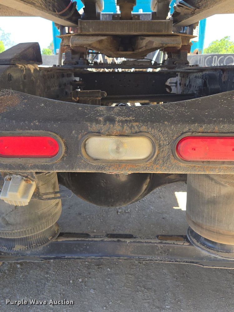 image for item EE8484 2007 Volvo  VNM semi truck