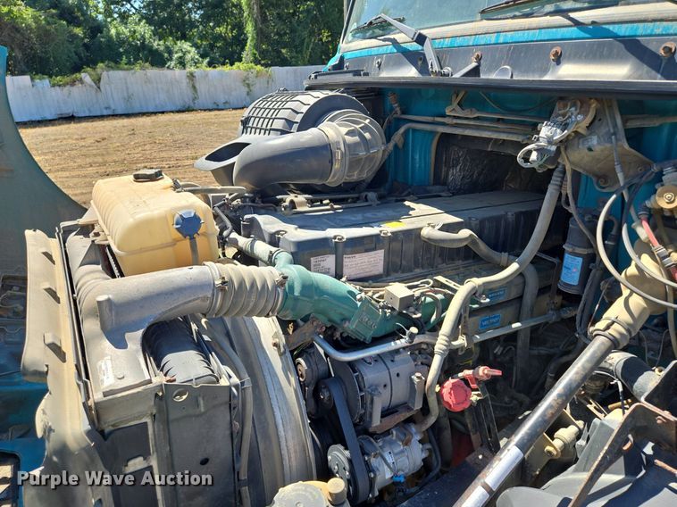 image for item EE8484 2007 Volvo  VNM semi truck