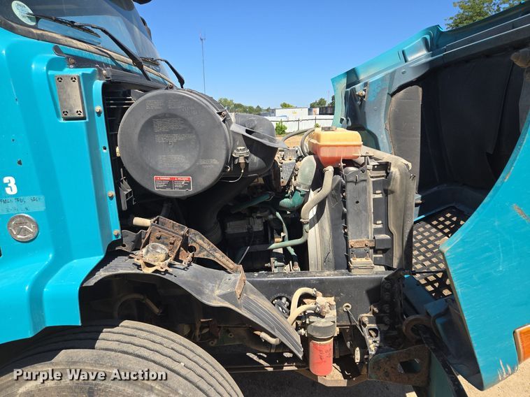 image for item EE8484 2007 Volvo  VNM semi truck