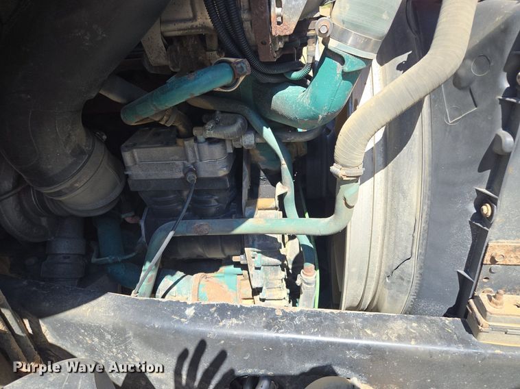 image for item EE8484 2007 Volvo  VNM semi truck