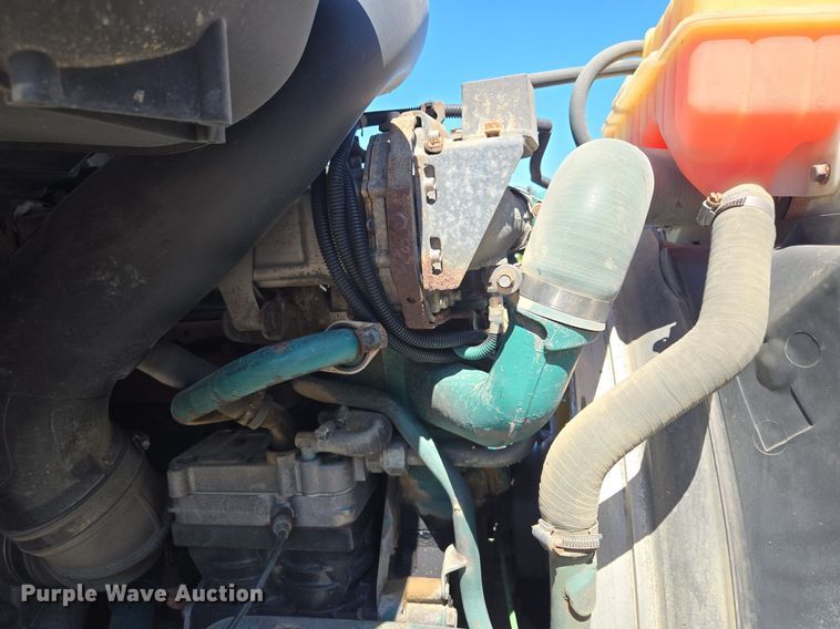 image for item EE8484 2007 Volvo  VNM semi truck