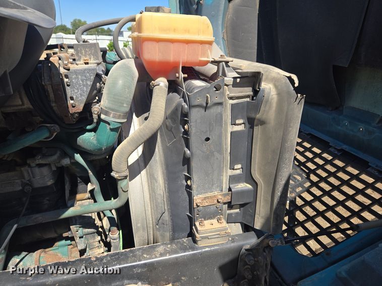 image for item EE8484 2007 Volvo  VNM semi truck