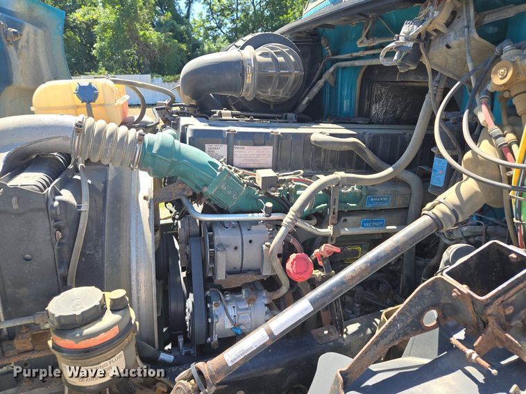 image for item EE8484 2007 Volvo  VNM semi truck