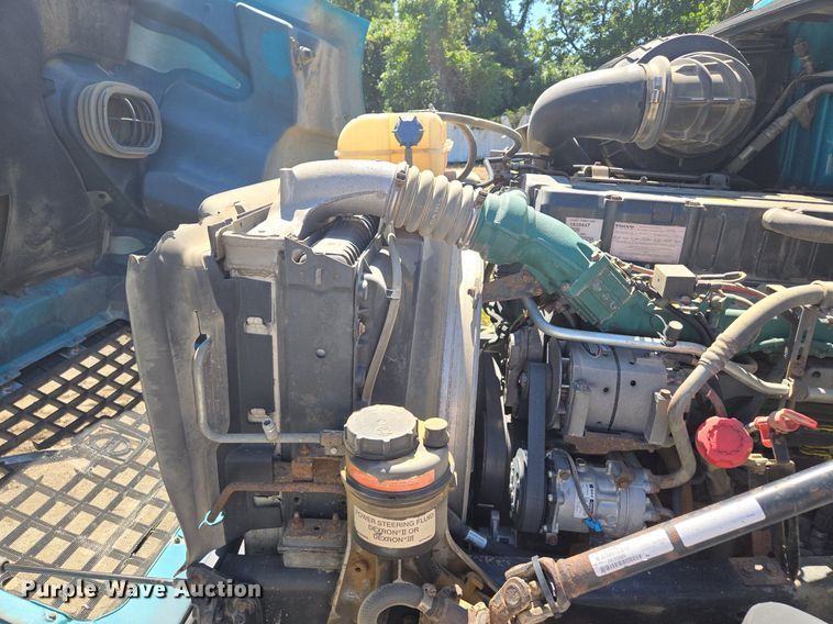 image for item EE8484 2007 Volvo  VNM semi truck