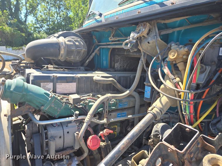 image for item EE8484 2007 Volvo  VNM semi truck