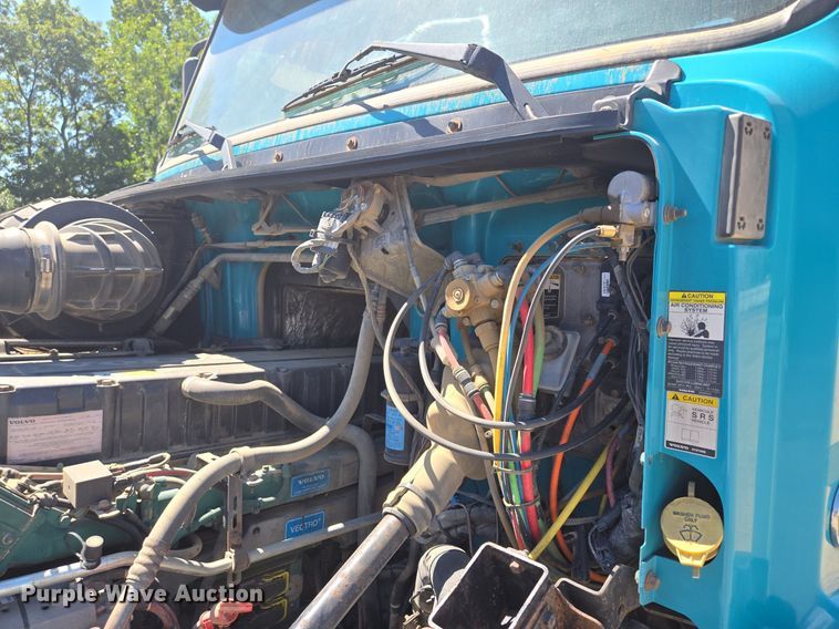 image for item EE8484 2007 Volvo  VNM semi truck