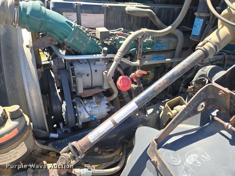 image for item EE8484 2007 Volvo  VNM semi truck
