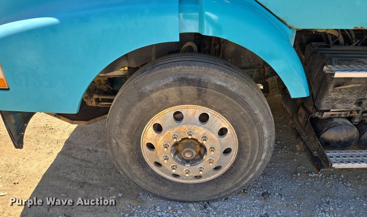 image for item EE8484 2007 Volvo  VNM semi truck