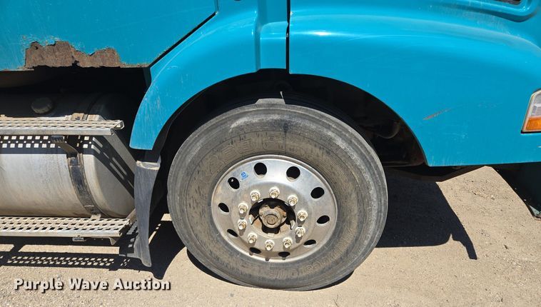 image for item EE8484 2007 Volvo  VNM semi truck