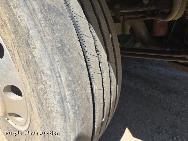 image for item EE8484 2007 Volvo  VNM semi truck