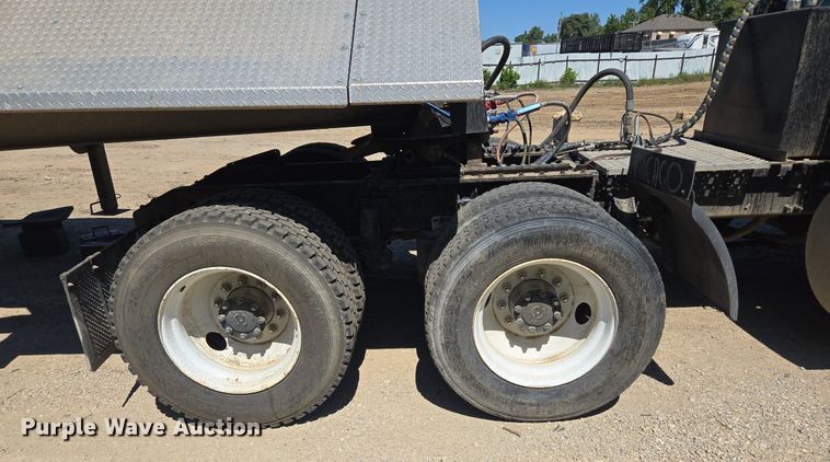 image for item EE8484 2007 Volvo  VNM semi truck