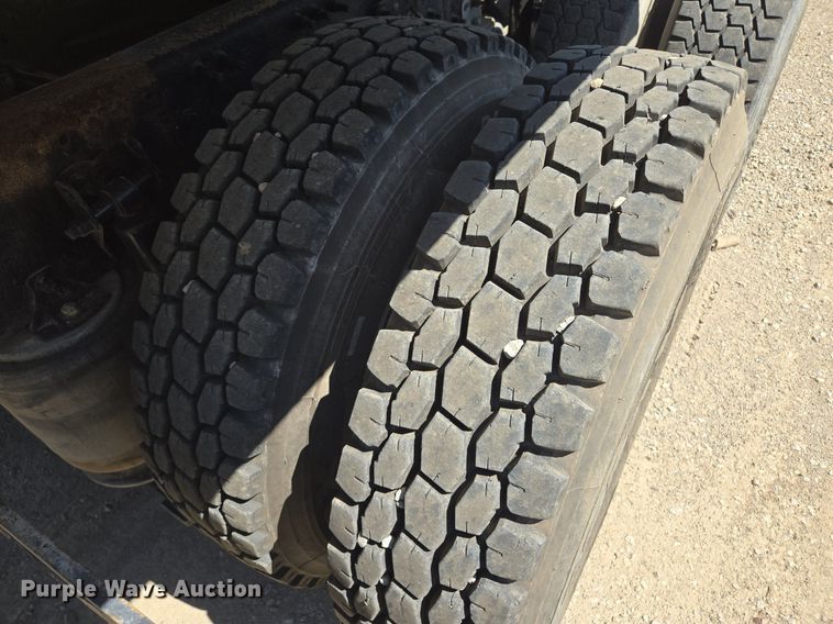 image for item EE8484 2007 Volvo  VNM semi truck