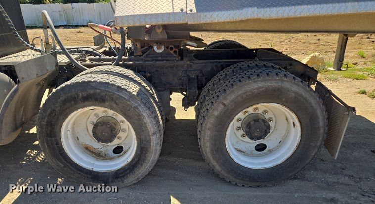 image for item EE8484 2007 Volvo  VNM semi truck