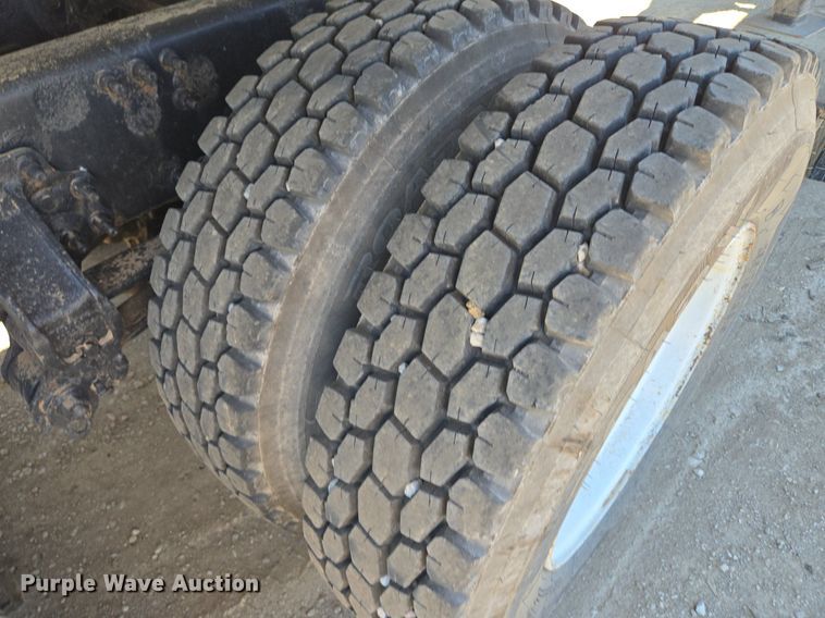 image for item EE8484 2007 Volvo  VNM semi truck