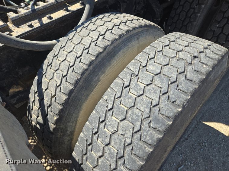 image for item EE8484 2007 Volvo  VNM semi truck